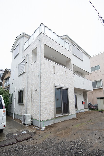 川崎市多摩区の3階建て二世帯住宅の外観
