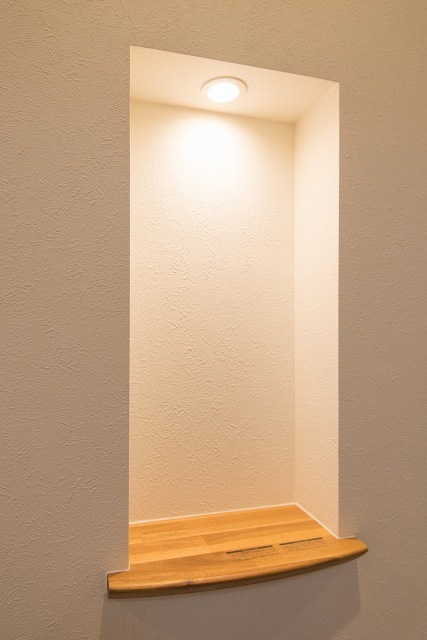 廊下の照明付きニッチ