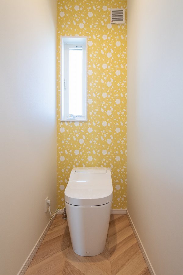 黄色のポップな花柄クロスとトイレ