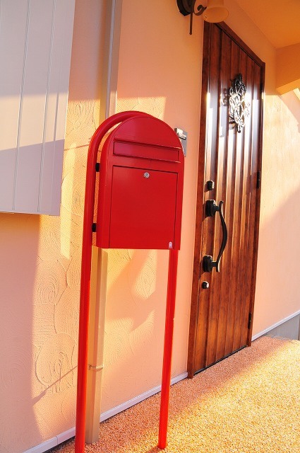 玄関と赤いポスト